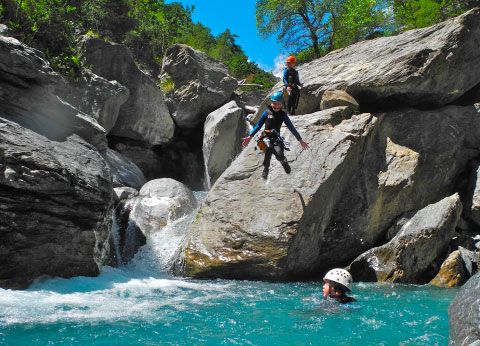 Enfant qui saute dans l'eau en canyoning