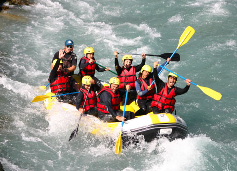 Groupe de personne en raft