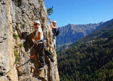 2 personnes en via ferrata aux orres